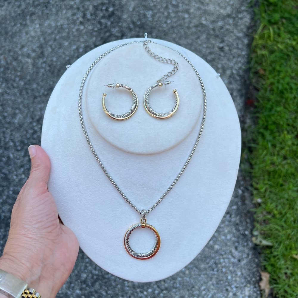 Ladies NWT 2 Tone Jewelry Set.
